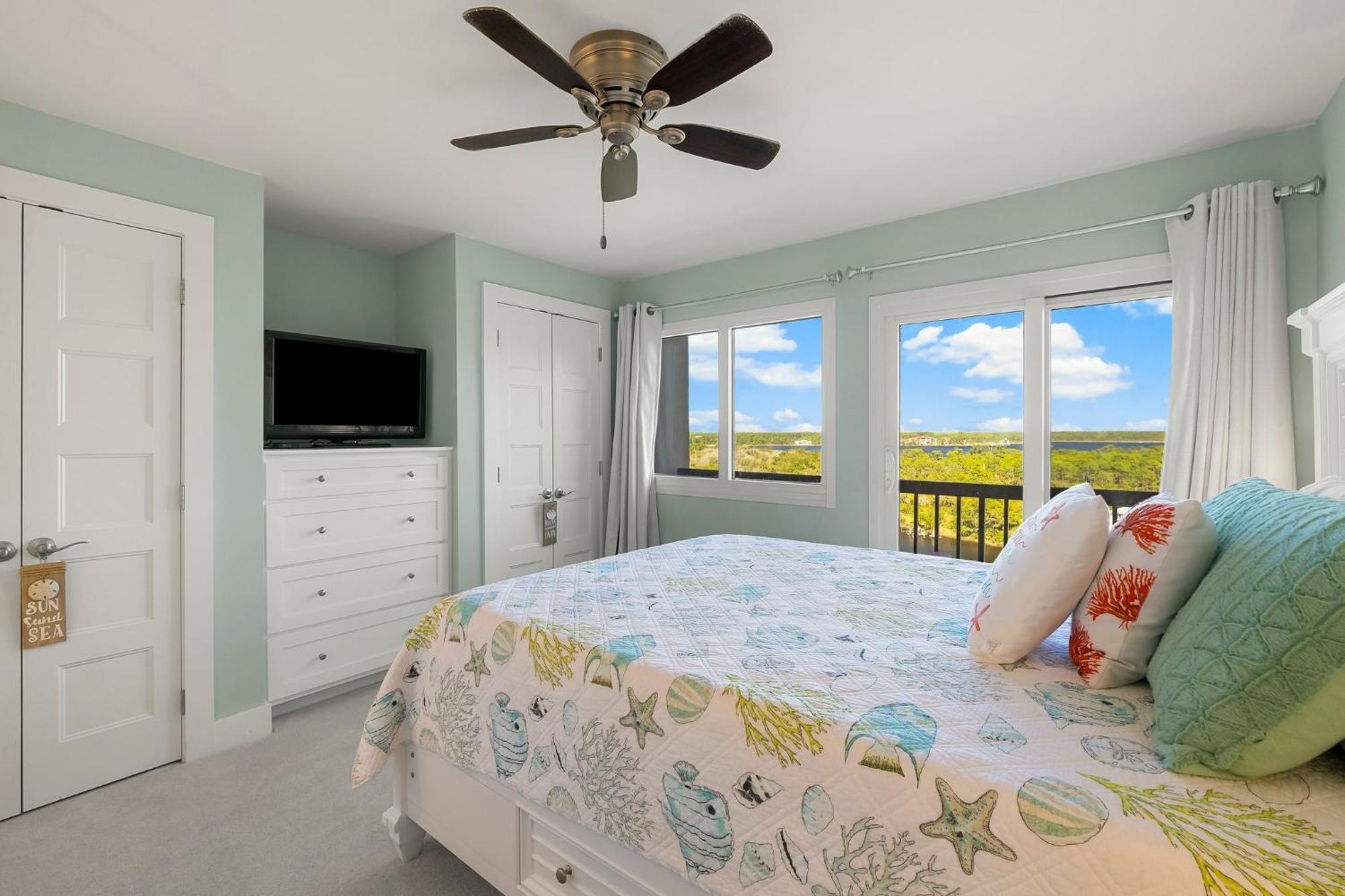Fabulous 3-bed 3-bath With Private Covered Parking Space! Holiday home *