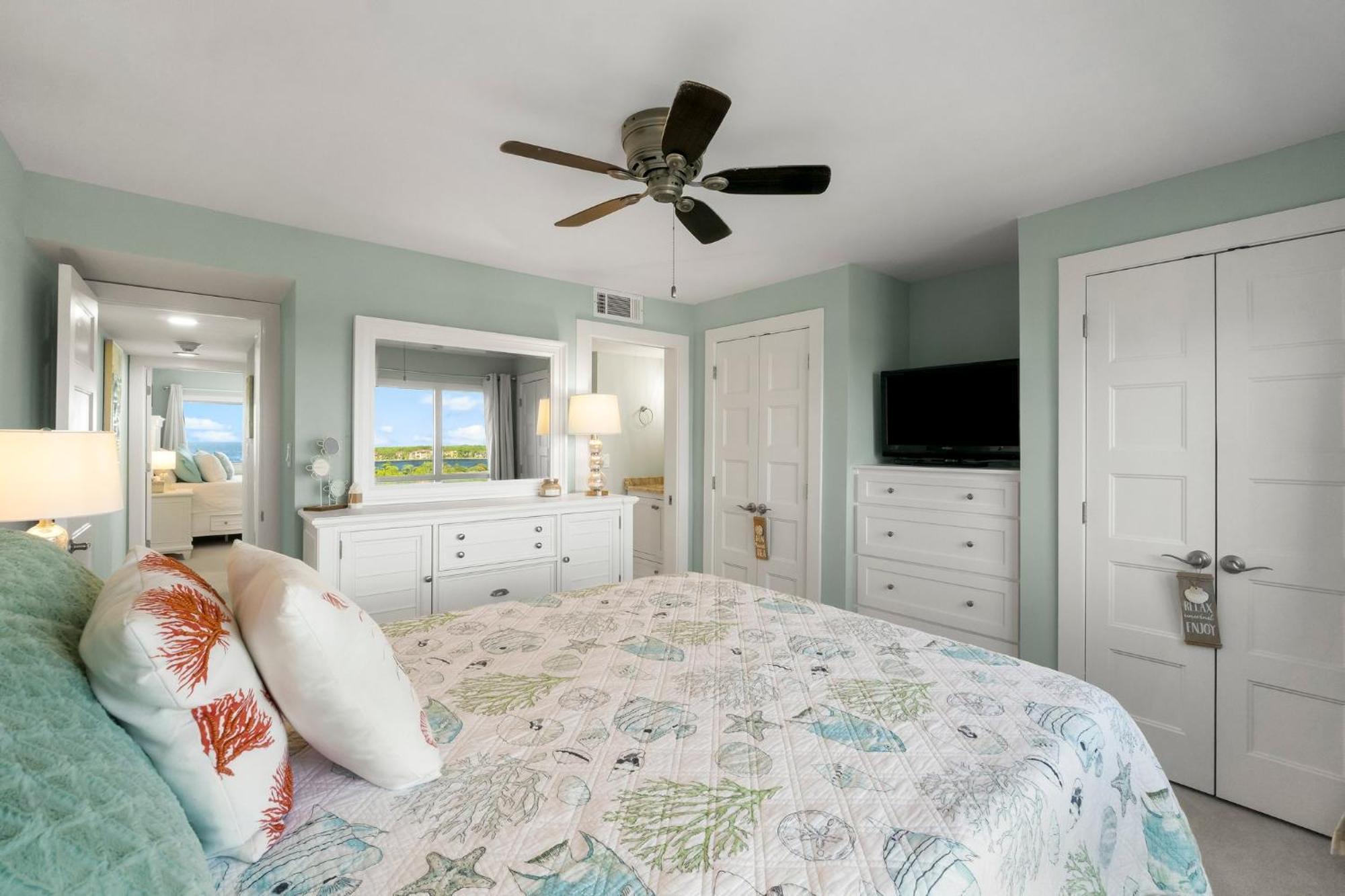 Holiday home Fabulous 3-bed 3-bath With Private Covered Parking Space! *