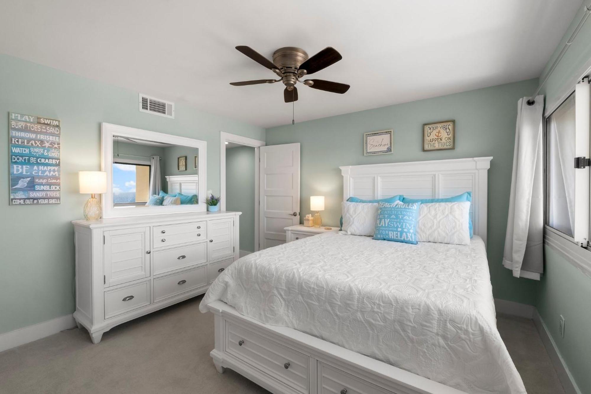 Fabulous 3-bed 3-bath With Private Covered Parking Space! Holiday home