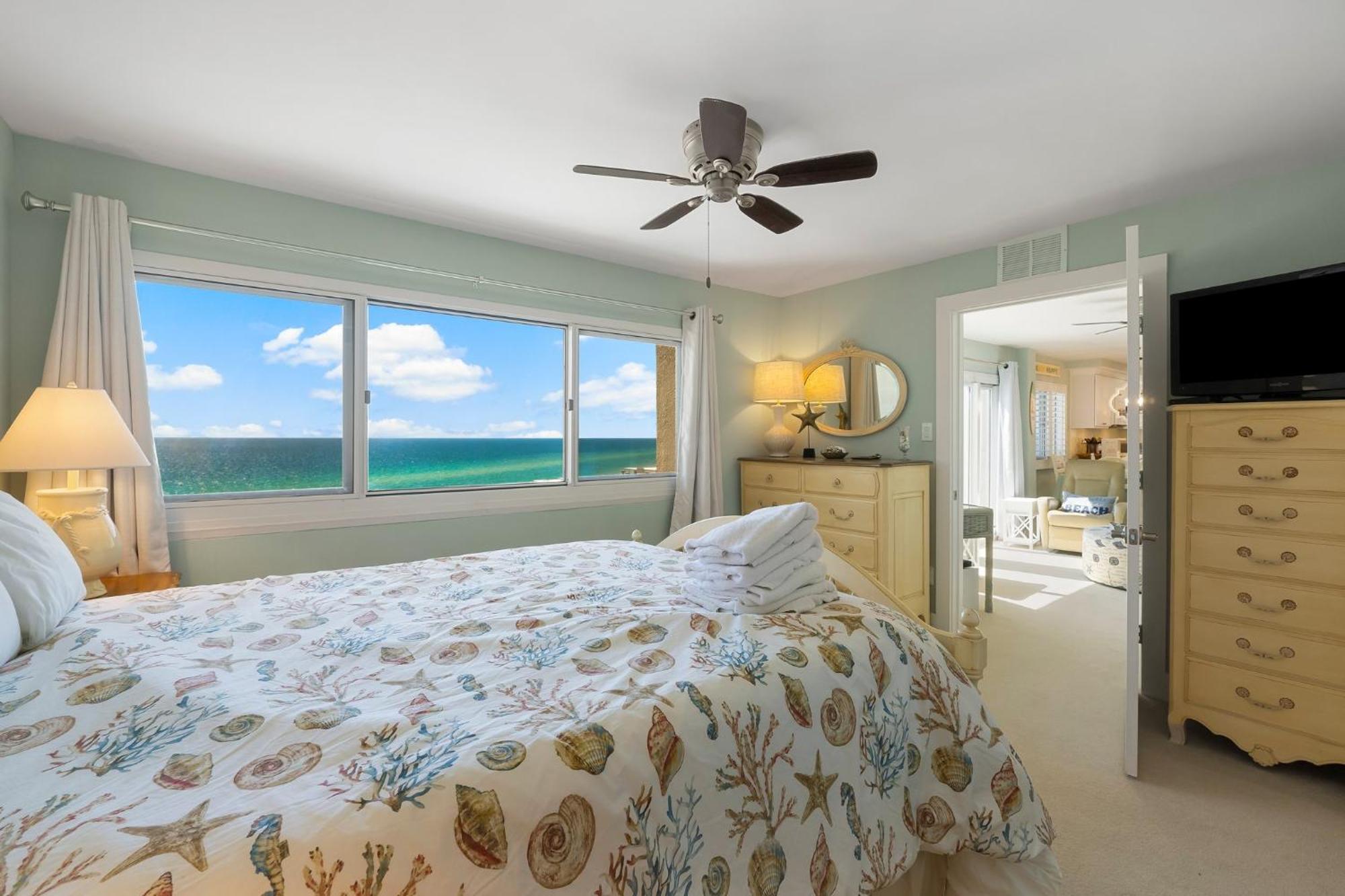 Fabulous 3-bed 3-bath With Private Covered Parking Space! Holiday home *