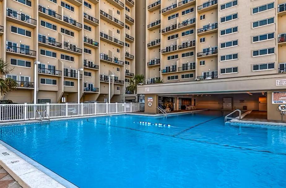 Holiday home Fabulous 3-bed 3-bath With Private Covered Parking Space!